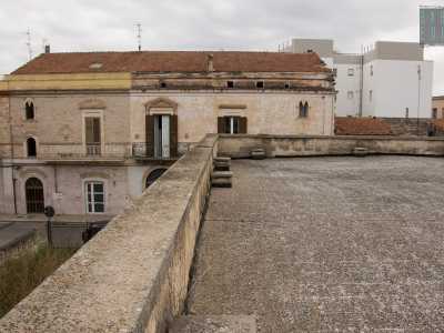...stupendoci di come uno stabile cos� deteriorato sia cos� vicino ai palazzi del centro cittadino